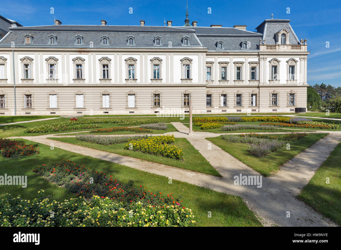 Palazzo Festetics facciata sul cortile a Keszthely, Ungheria. Si tratta di un ampio complesso di edifici della famiglia Festetics. Foto Stock