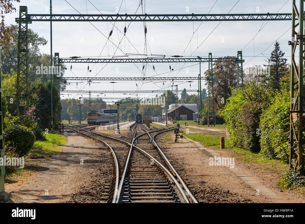 Passeggeri di Keszthely stazione ferroviaria. Il lago di Balaton, Ungheria Europa Foto Stock