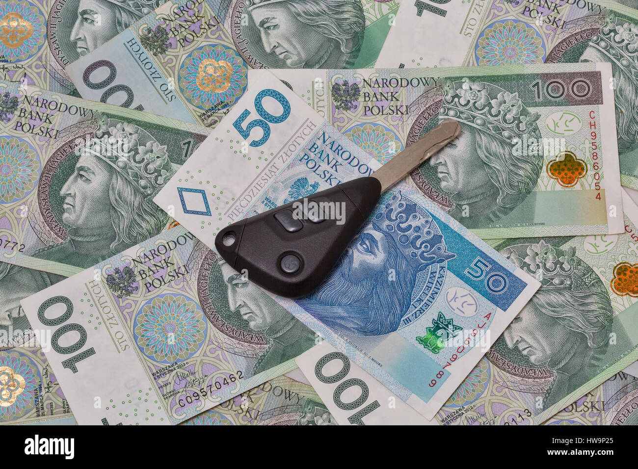 Le chiavi dell'auto sul zloty polacco banconote closeup sfondo Foto Stock
