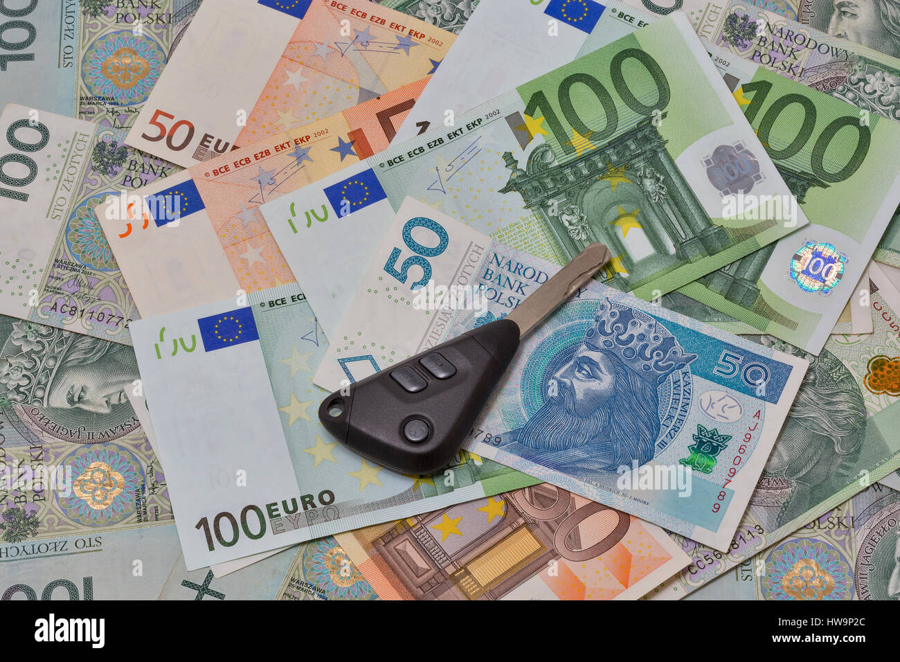 Le chiavi dell'auto sul zloty polacco e le banconote in euro background closeup Foto Stock