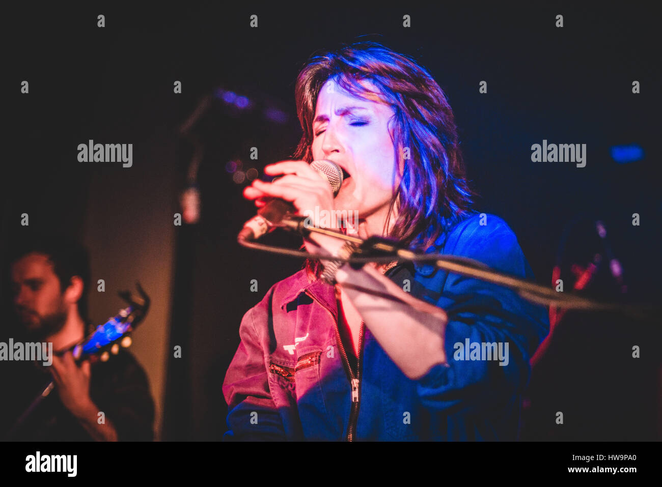 Torino, Italia. Xix Mar, 2017. Joan come donna di polizia con nome reale Joan Wasser performing live on stage presso lo spazio 211 Club di Torino con Beniamino Lazar Davis per il suo tour 2017 concerto. Credito: Alessandro Bosio/Pacific Press/Alamy Live News Foto Stock