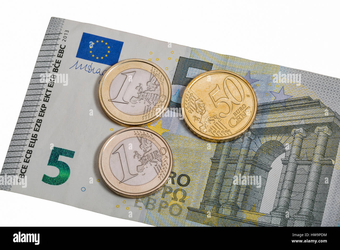Cinque di banconote in euro con un euro e cinquanta cent isolati su sfondo bianco macro Foto Stock