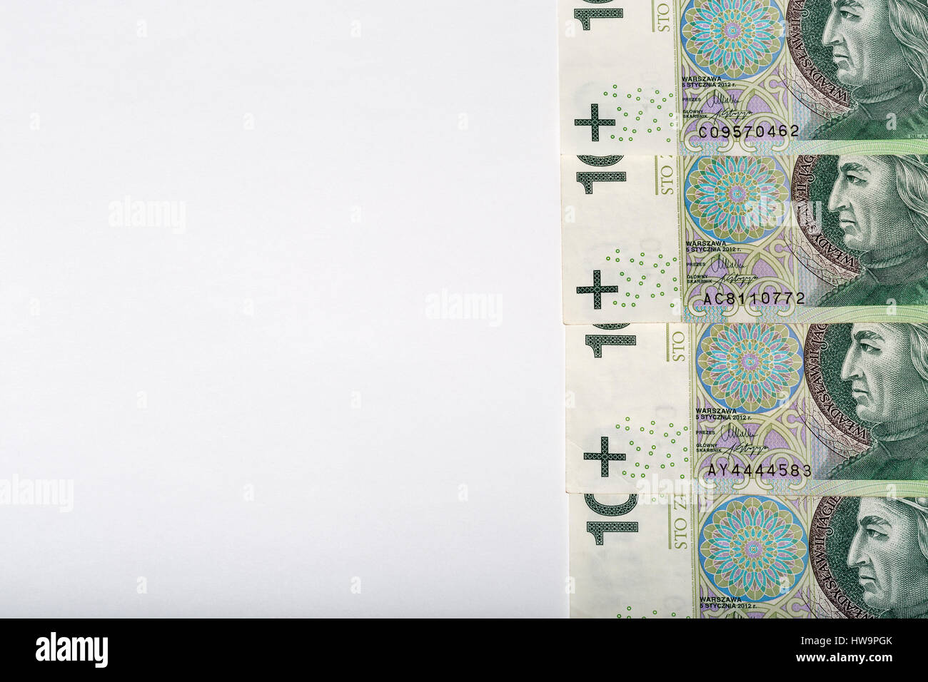 Zloty polacco cento banconote sul libro bianco sullo sfondo closeup con copia spazio. Foto Stock