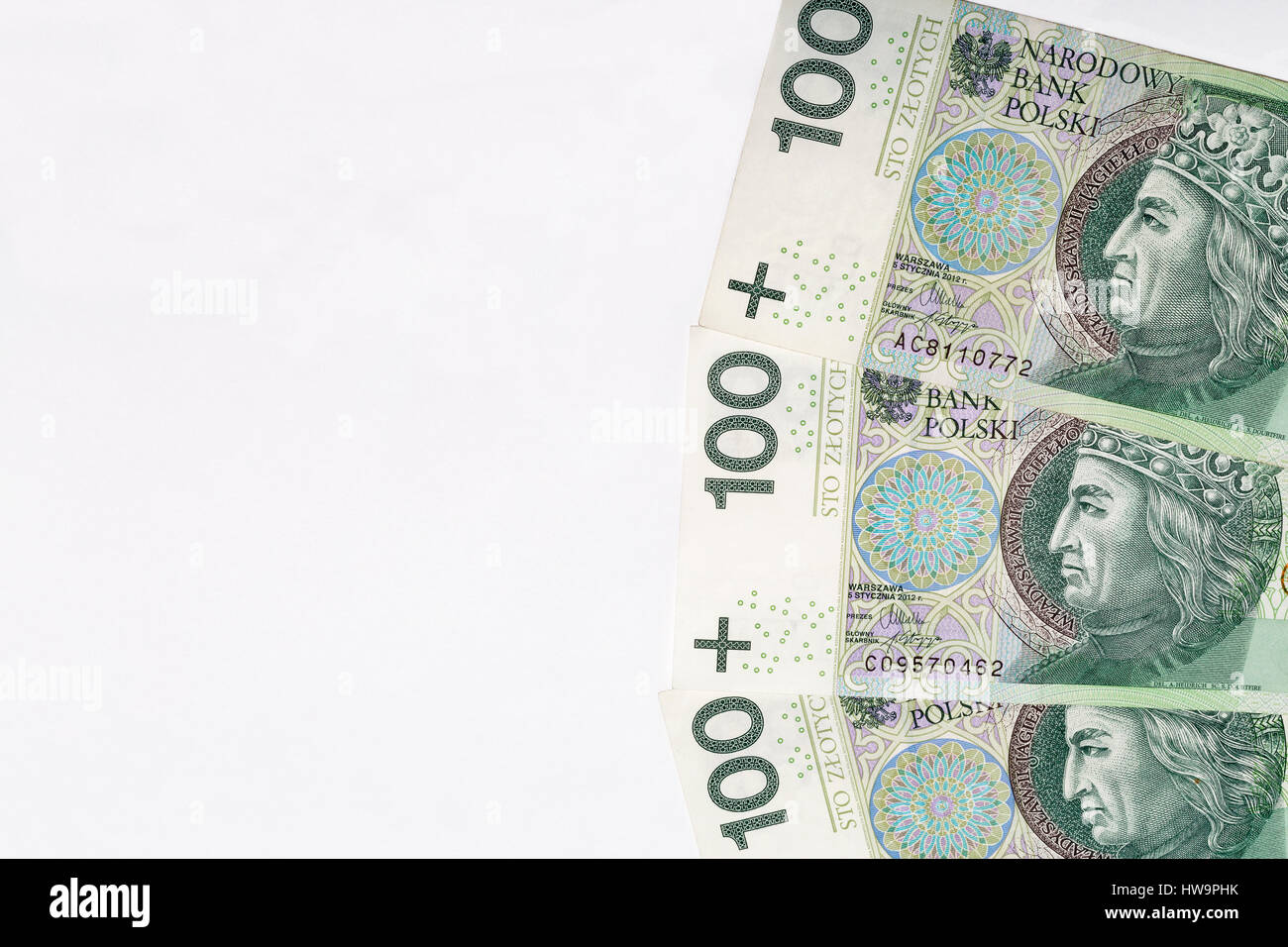 Zloty polacco cento banconote sul libro bianco sullo sfondo closeup con copia spazio. Foto Stock