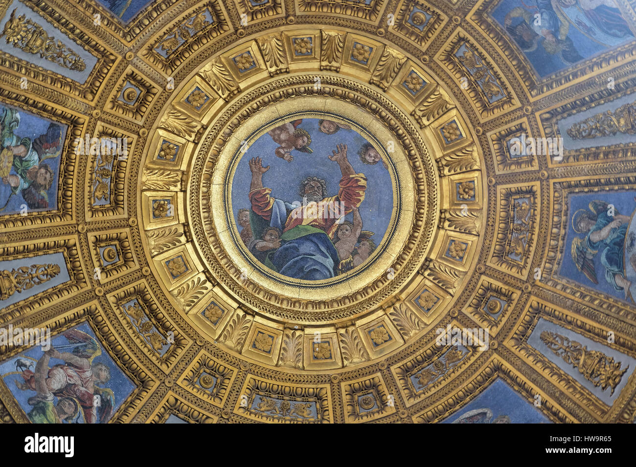 Mosaico di Dio Padre nella parte superiore della cupola nella Cappella Chigi di Luigi de Pace nella chiesa di Santa Maria del Popolo, Roma Foto Stock