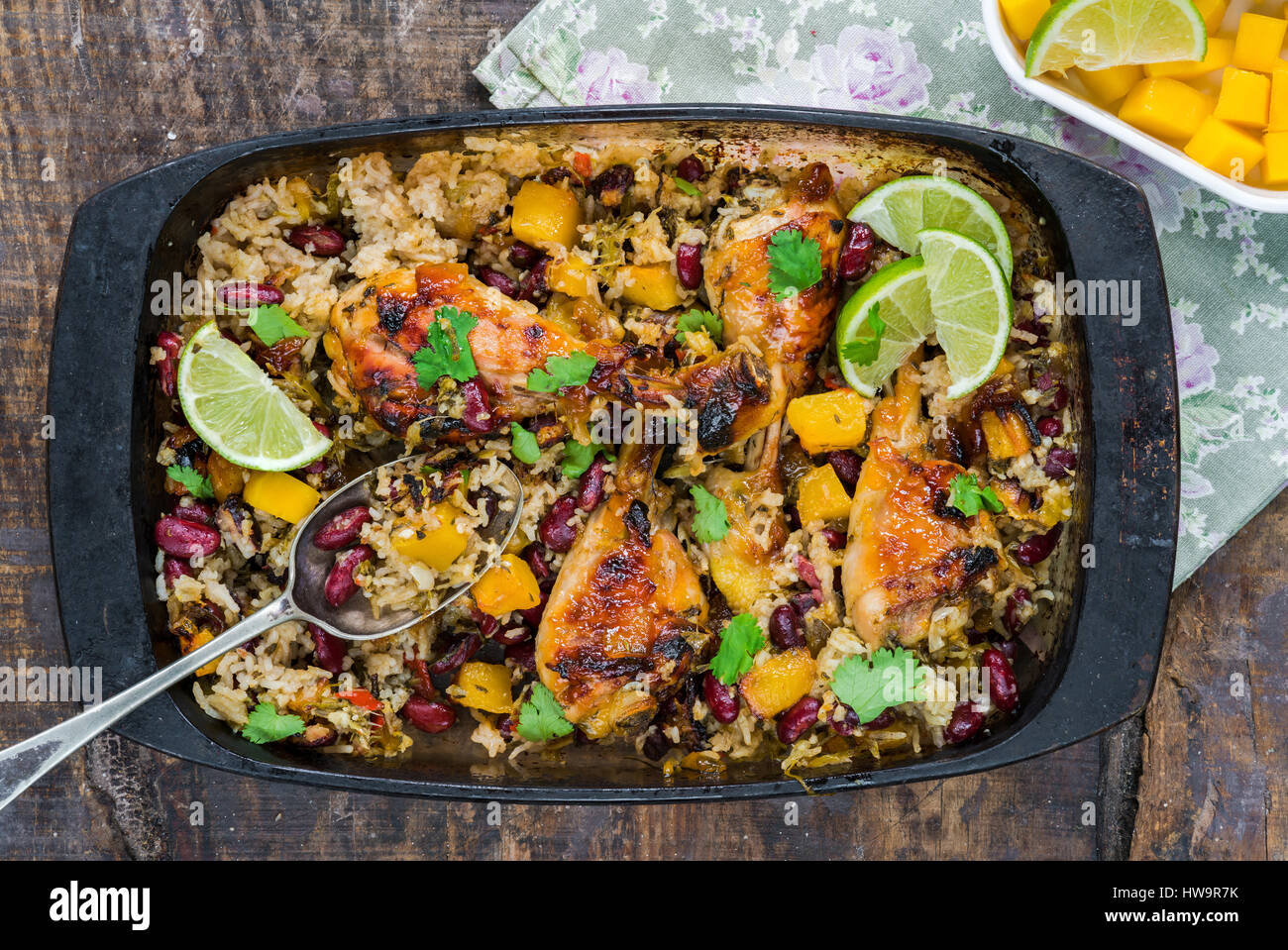 Mango pollo, fagioli e cuocere il riso - vista superiore Foto Stock