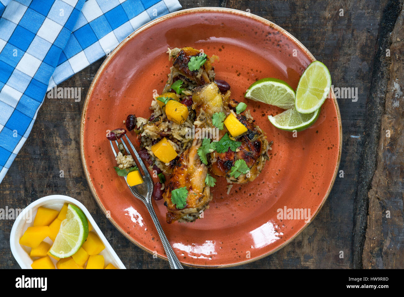 Mango pollo, fagioli e cuocere il riso - vista superiore Foto Stock