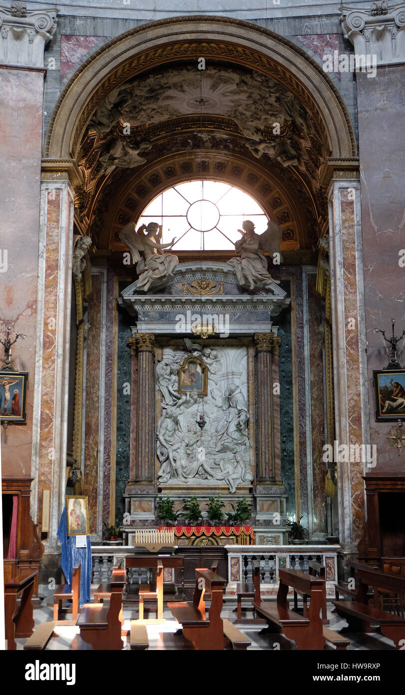 San Francesco di Paola venerare l'icona pala nella cappella di Nostra  Signora dei Miracoli, la chiesa di San Giacomo in Augusta in Roma, Italia  Foto stock - Alamy