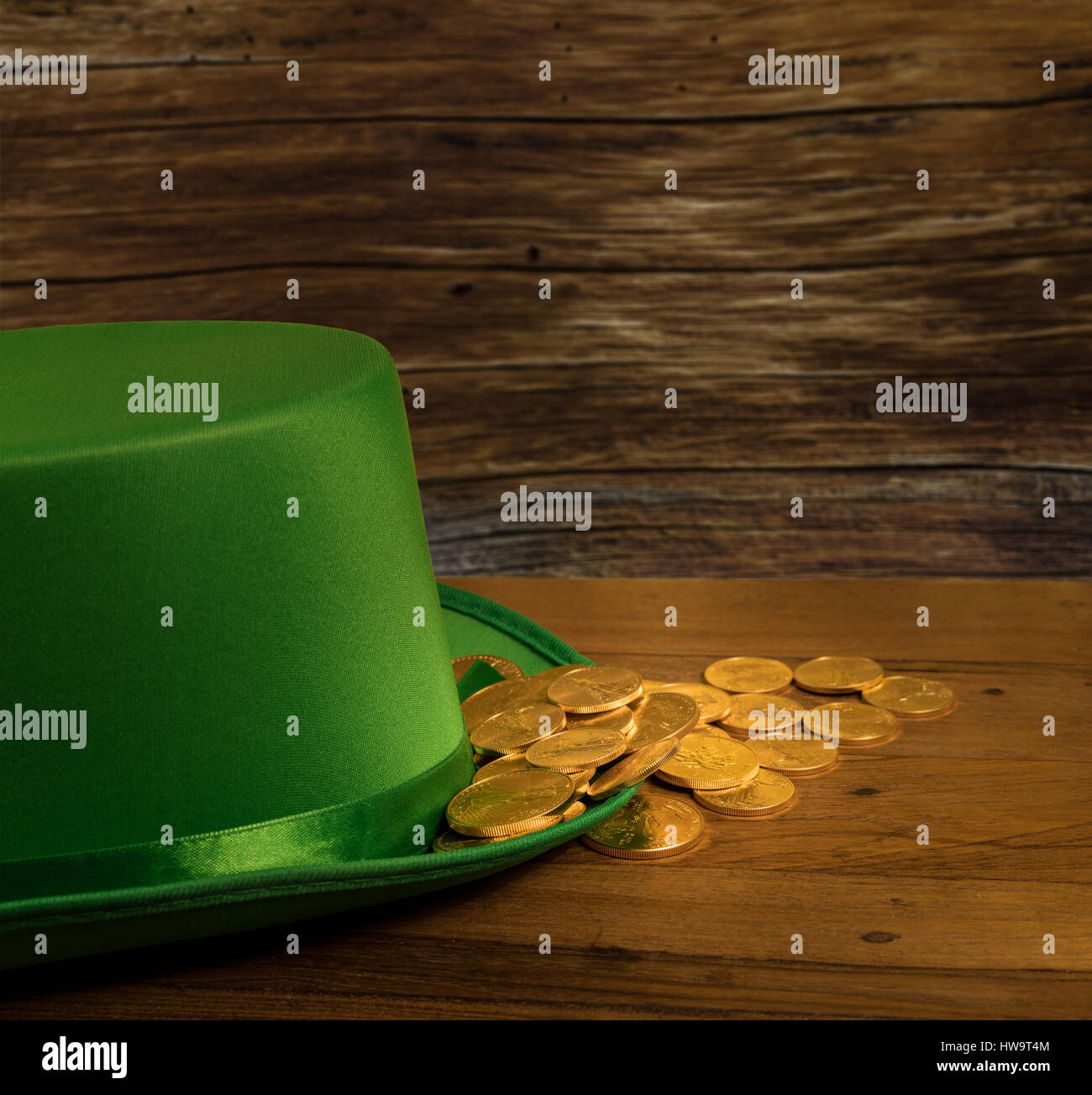 Pila di monete d'oro all'interno del cappello verde Il giorno di San Patrizio Foto Stock