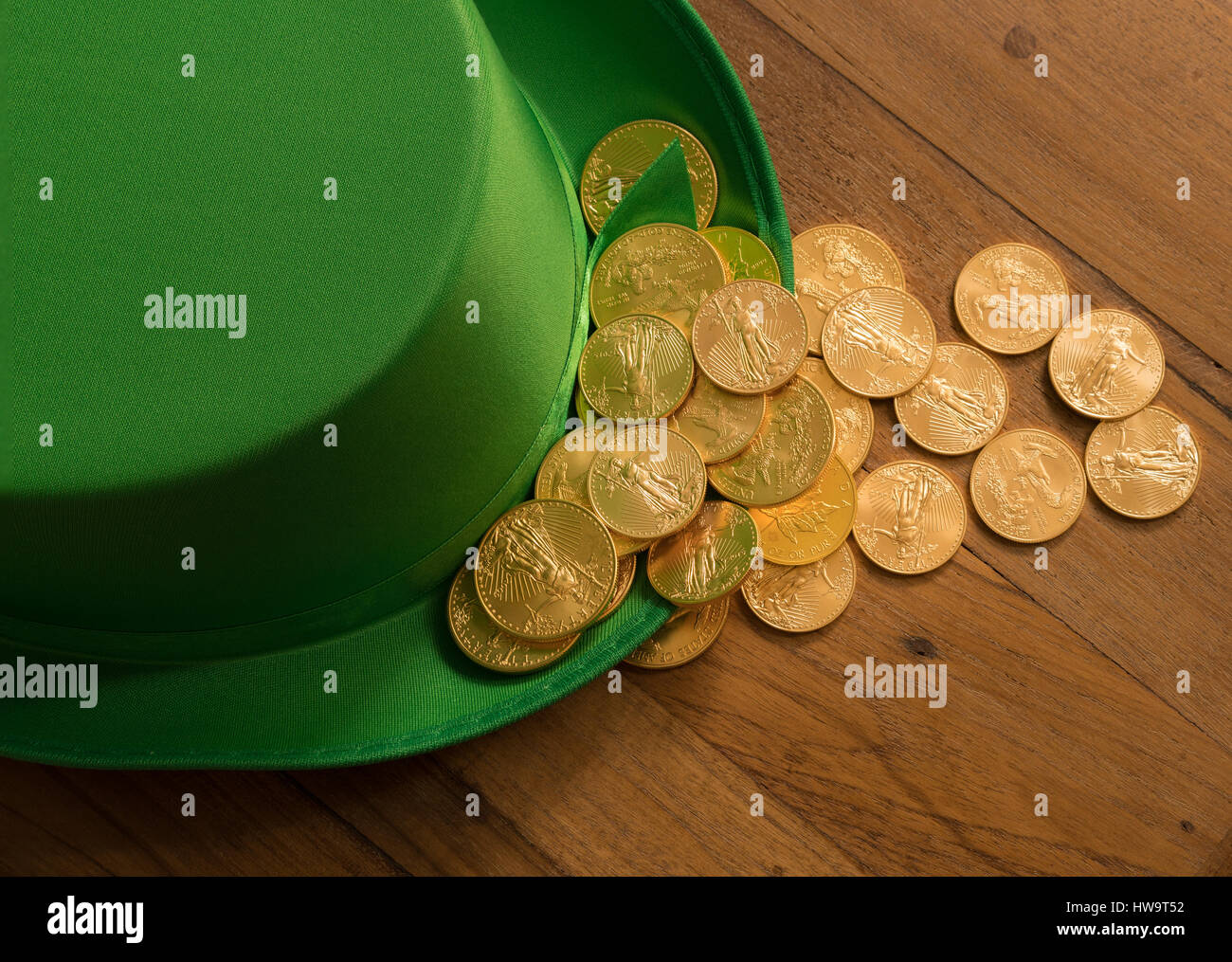 Pila di monete d'oro all'interno del cappello verde Il giorno di San Patrizio Foto Stock
