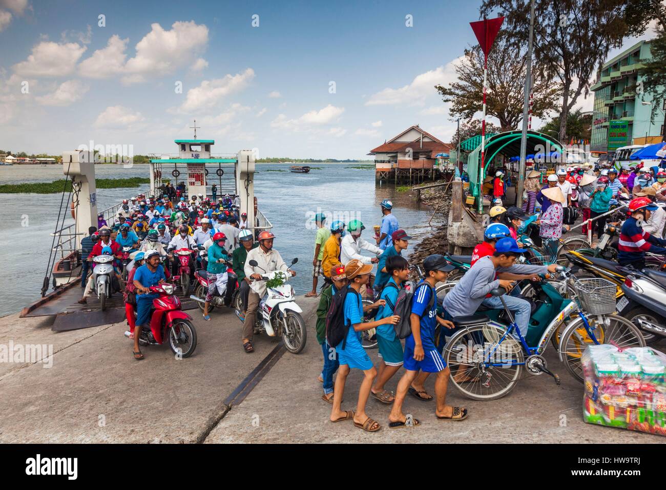 Il Vietnam, il Delta del Mekong, Vinh Long, traghetto sul fiume Foto Stock