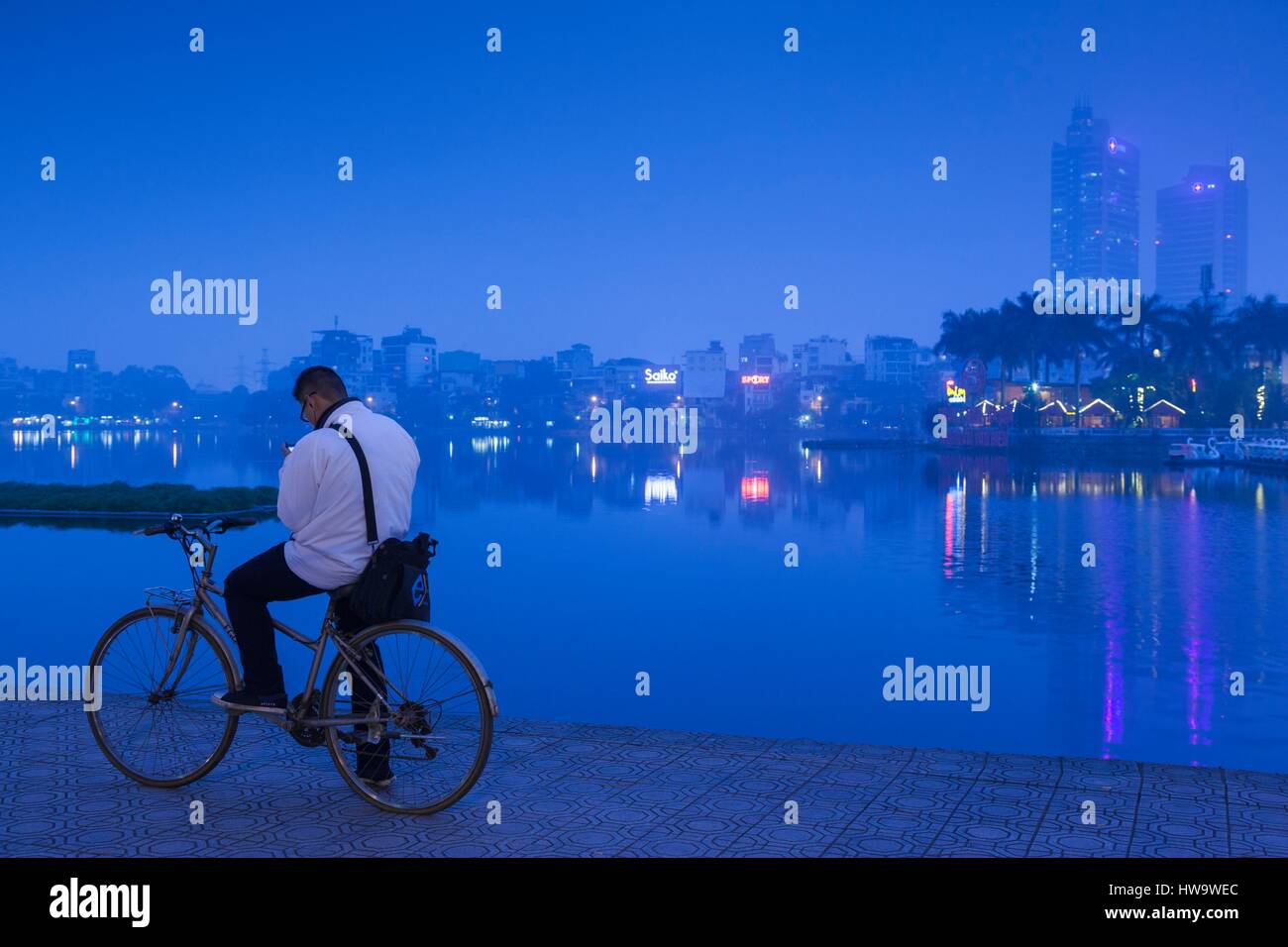 Il Vietnam, Hanoi, skyline dal Truc Bac Lago, crepuscolo Foto Stock