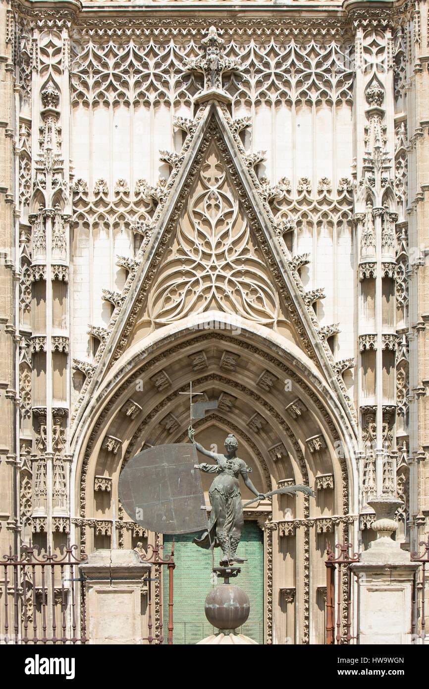 Spagna, Andalusia Sevilla, El Giraldillo davanti a San Cristobal gate, copia originale del torreggiante il minareto della Giralda torre dell'antica moschea ora Santa Maria de la Sede cattedrale elencati come patrimonio mondiale dall' UNESCO Foto Stock