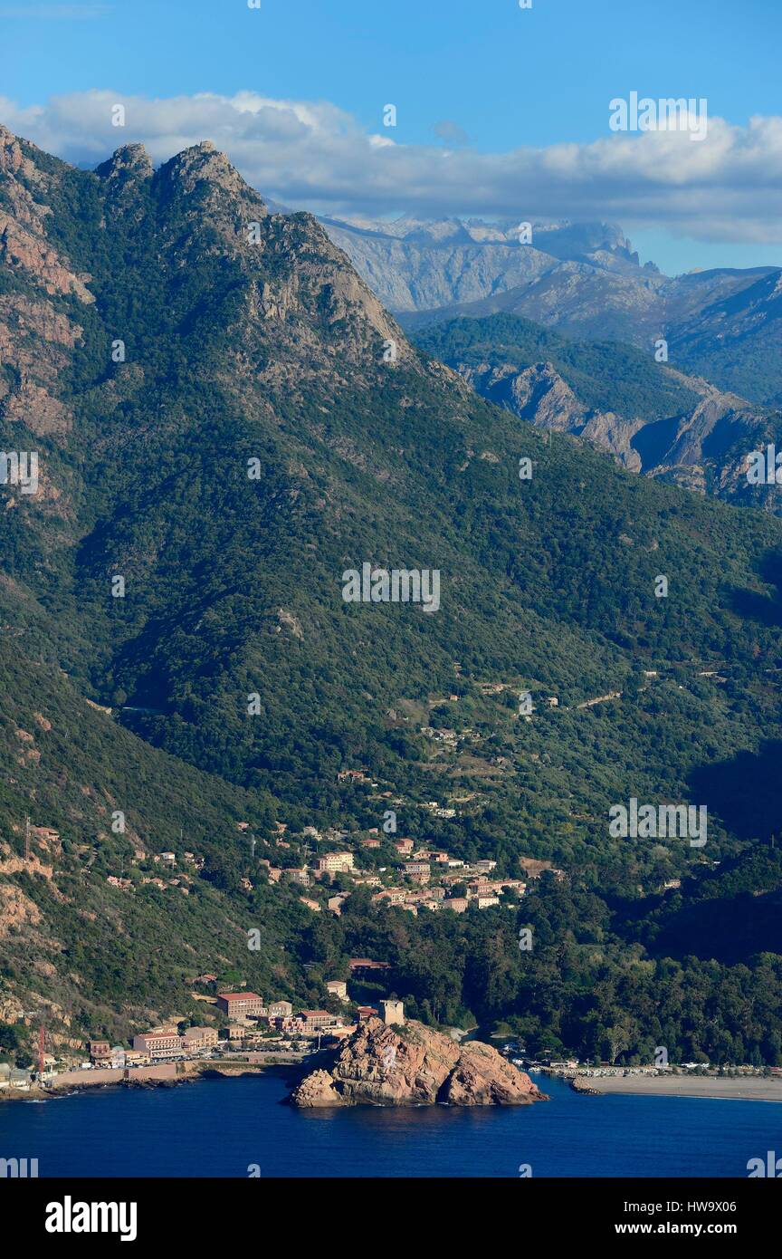 Francia, Corse du Sud, Porto golfo, elencato come patrimonio mondiale dall'UNESCO, la torre genovese al di sopra della porta di Porto (vista aerea) Foto Stock