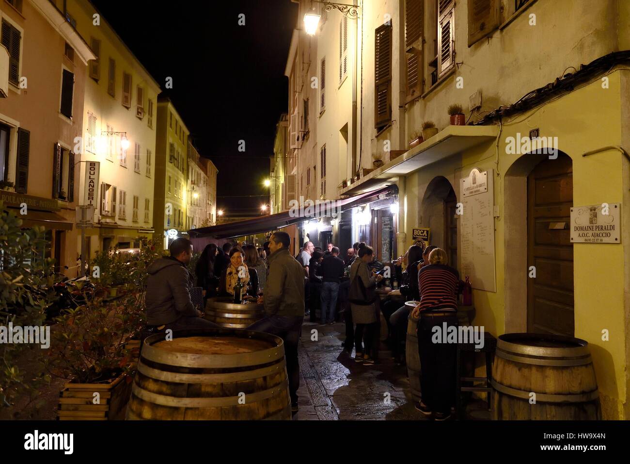 Francia, Corse du Sud, Ajaccio, wine bar in Rue du Roi de Rome Foto Stock