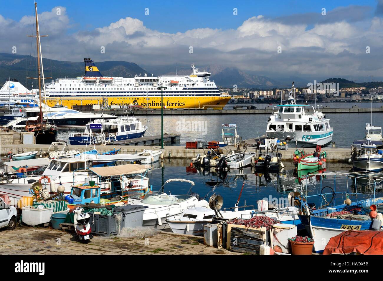 Francia, Corse du Sud, Ajaccio, il porto di pesca e del porto commerciale in background Foto Stock