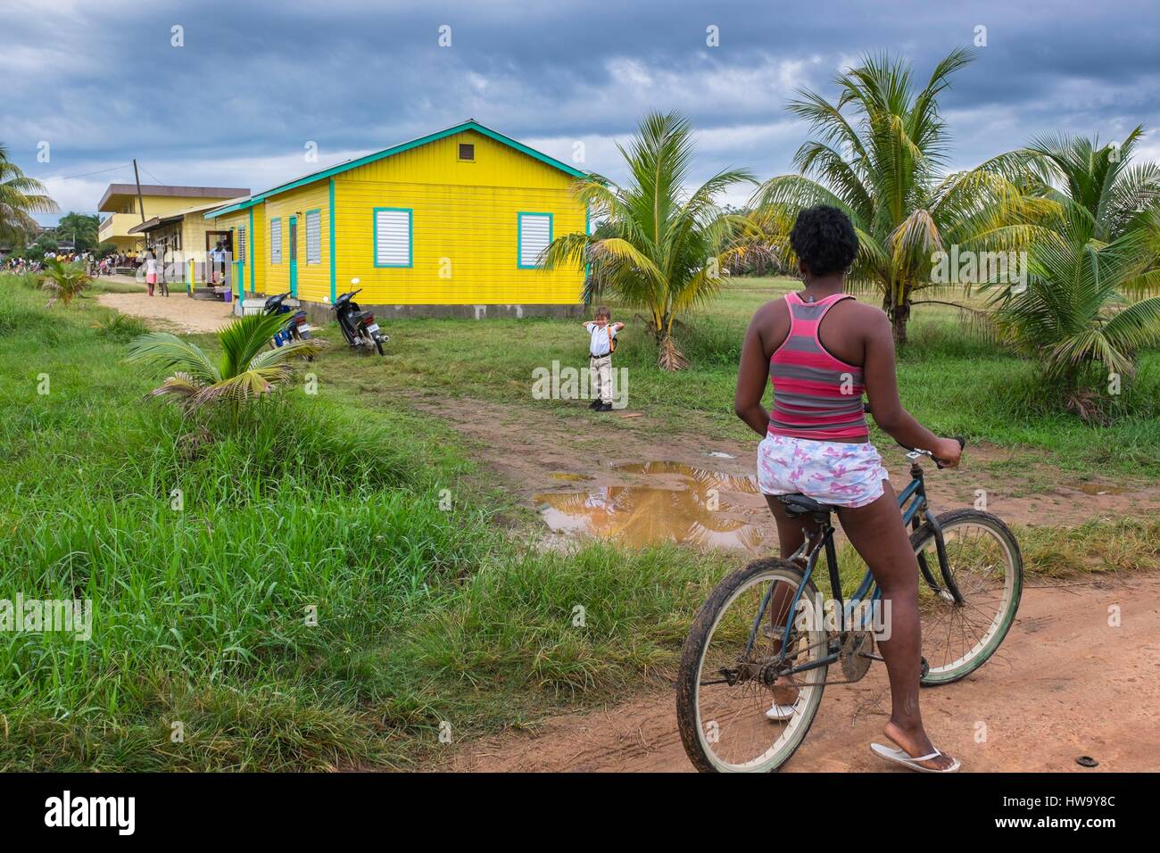 Belize, Stann Creek district, Hopkins, garifuna piccolo villaggio di pescatori, sulla strada per la scuola Foto Stock