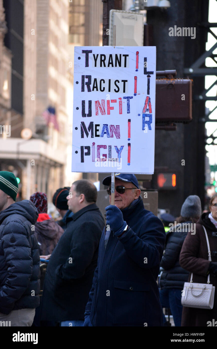 Noi veterano che protestavano contro il presidente Donald Trump durante la Città di New York per il giorno di San Patrizio Parade. Foto Stock