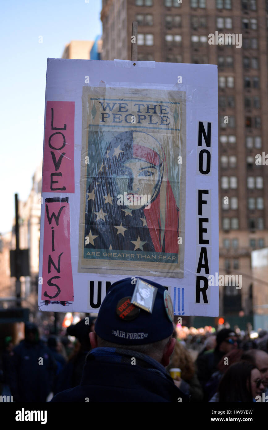 Noi veterano che protestavano contro il presidente Donald Trump durante la Città di New York per il giorno di San Patrizio Parade. Foto Stock