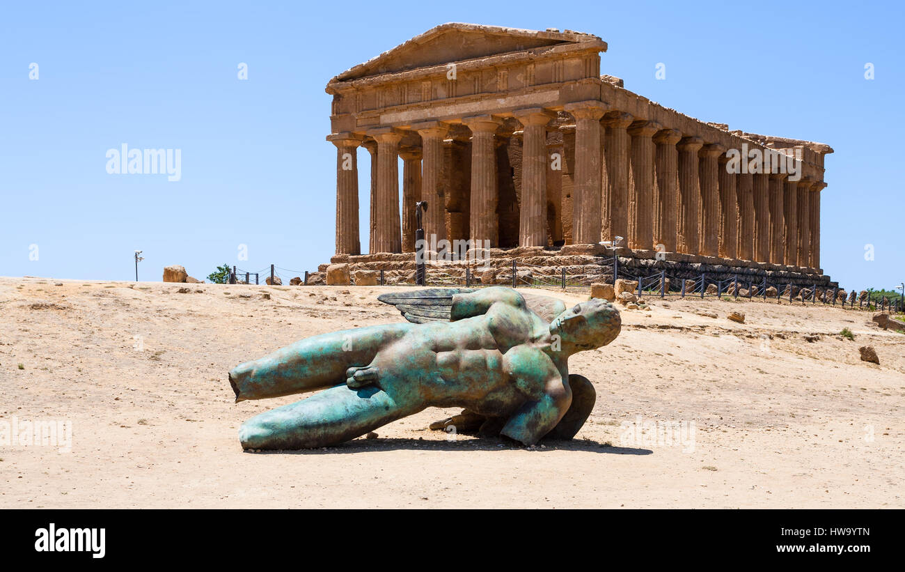 AGRIGENTO, Italia - 29 Giugno 2011 : scultura e Tempio della Concordia nella valle dei templi in Sicilia. Questa zona è più grande e meglio conservato ancie Foto Stock