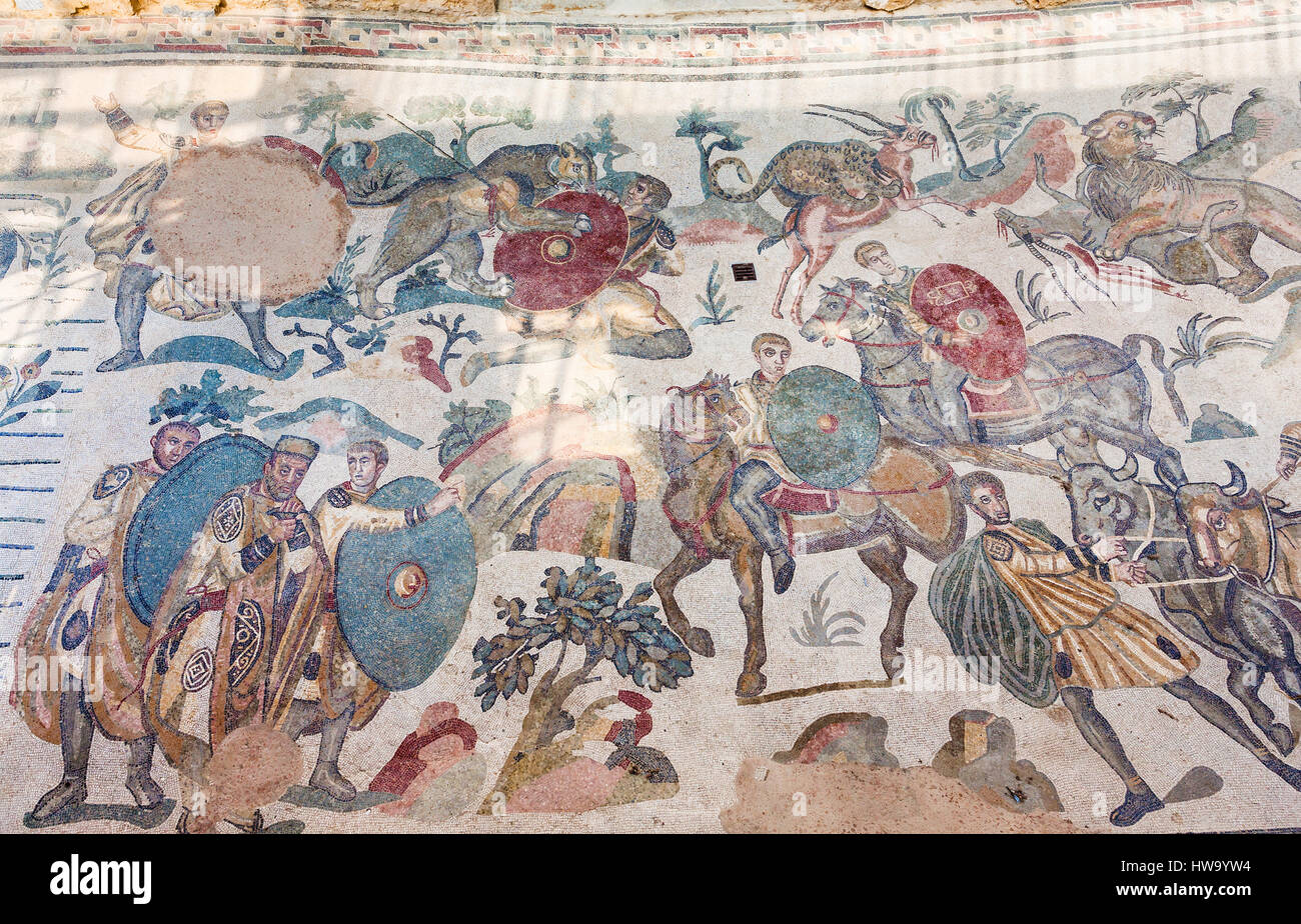 PIAZZA ARMERINA, Italia - 29 giugno 2011: grande mosaico di caccia sul piano della Villa Romana del Casale. Questa antica villa è stata costruita nel IV secolo e Foto Stock