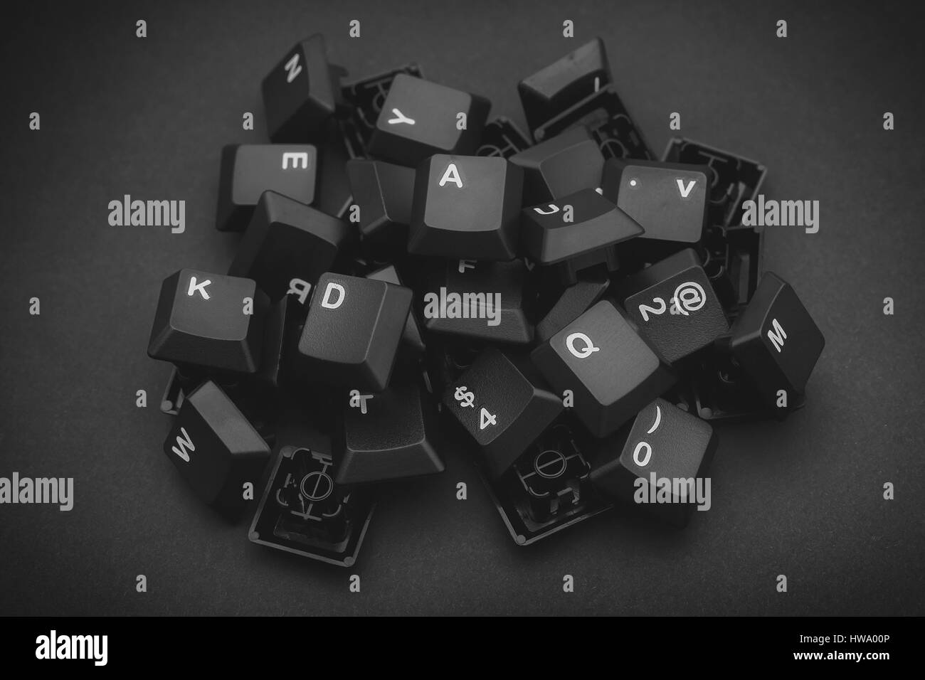 Cumulo di calcolatore nero i tasti della tastiera su sfondo nero. Foto Stock