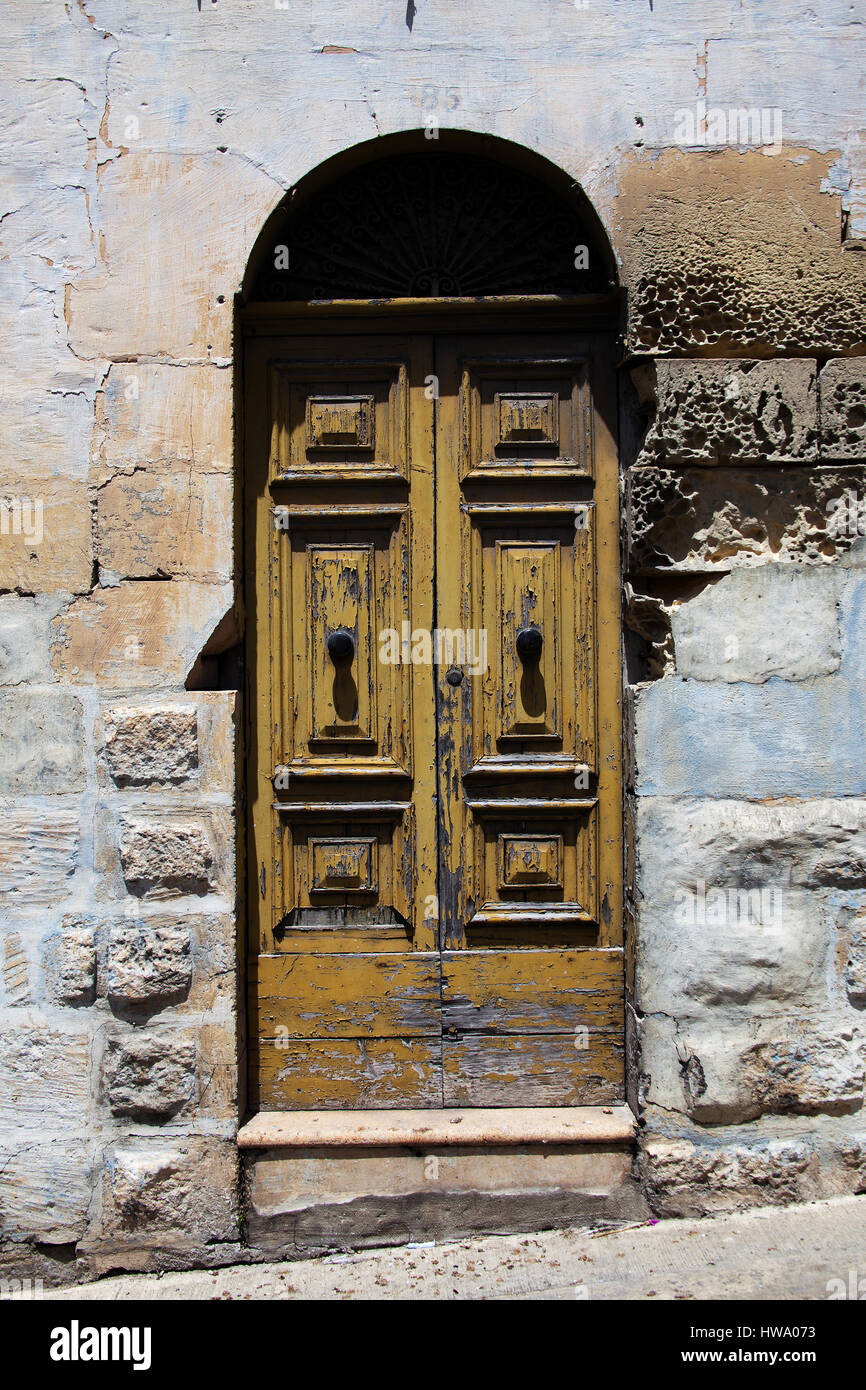 Vecchia porta ad una casa a Gozo, Malta Foto Stock