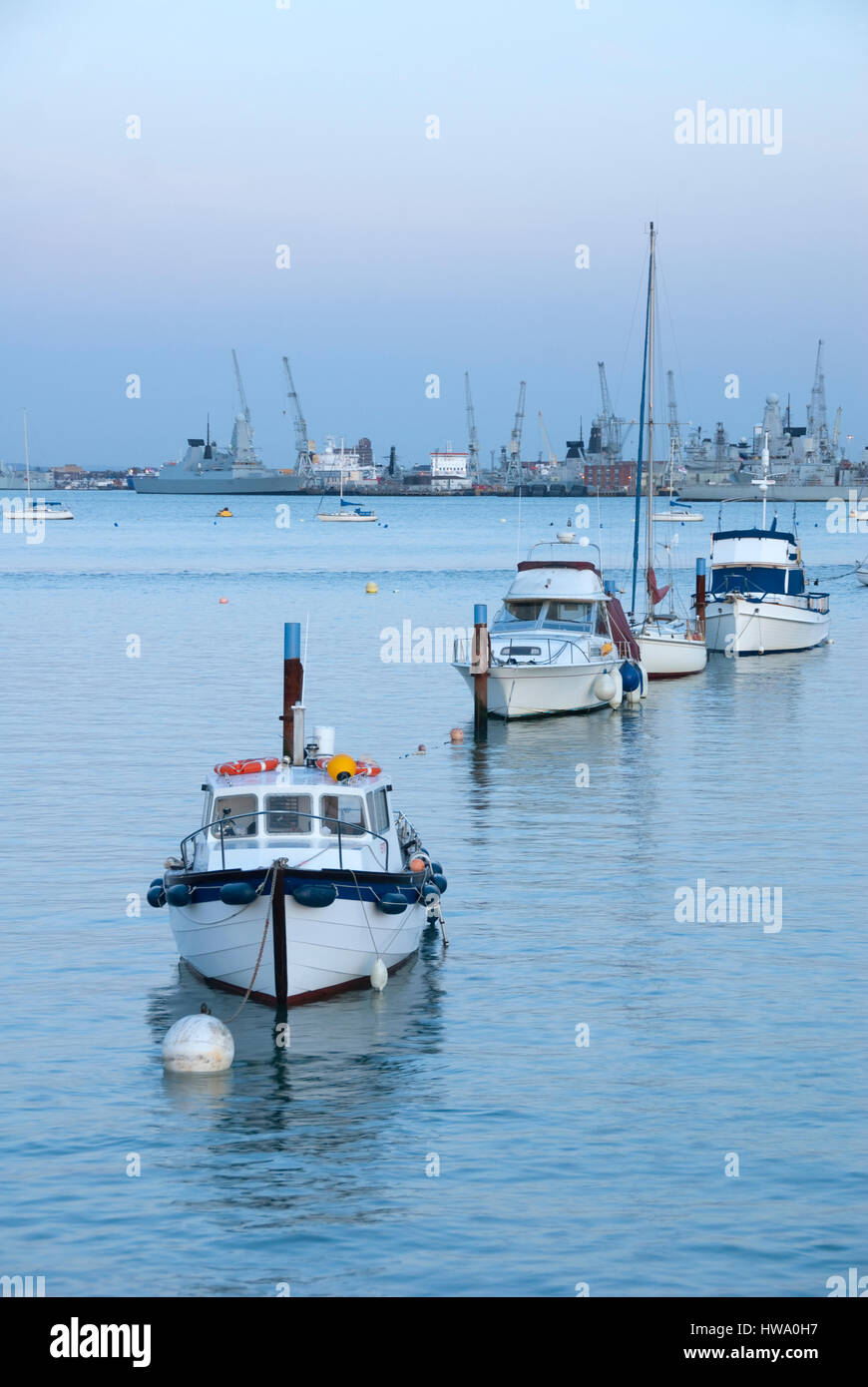 Gosport, Hants UK - 25 dic. 2014: tre barche in una linea, ormeggiata a Gosport e Portsmouth Porto il 25 Dic a Gosport, Regno Unito Foto Stock