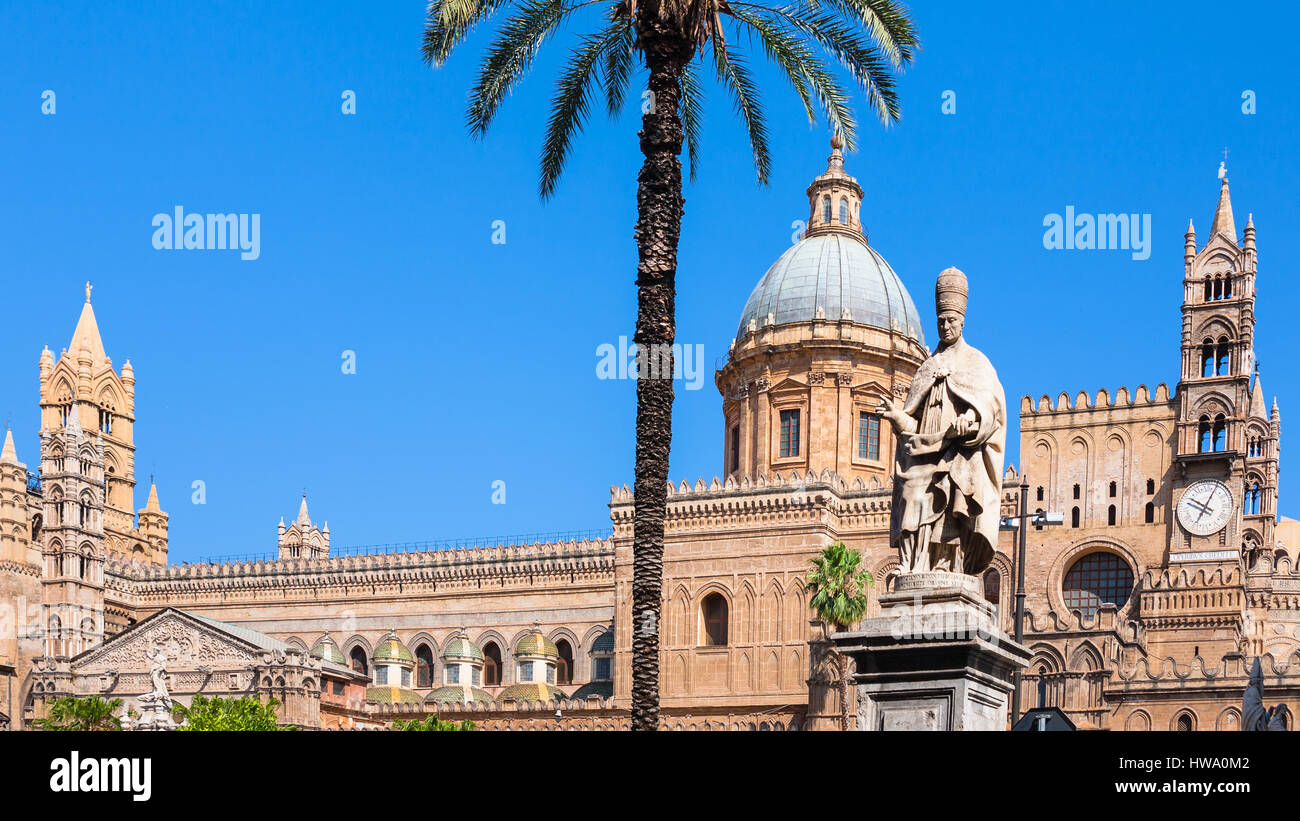 Viaggiare in Italia - statua vicino a Cattedrale di Palermo (Metropolitan Cattedrale dell Assunzione della Vergine Maria) in Sicilia Foto Stock