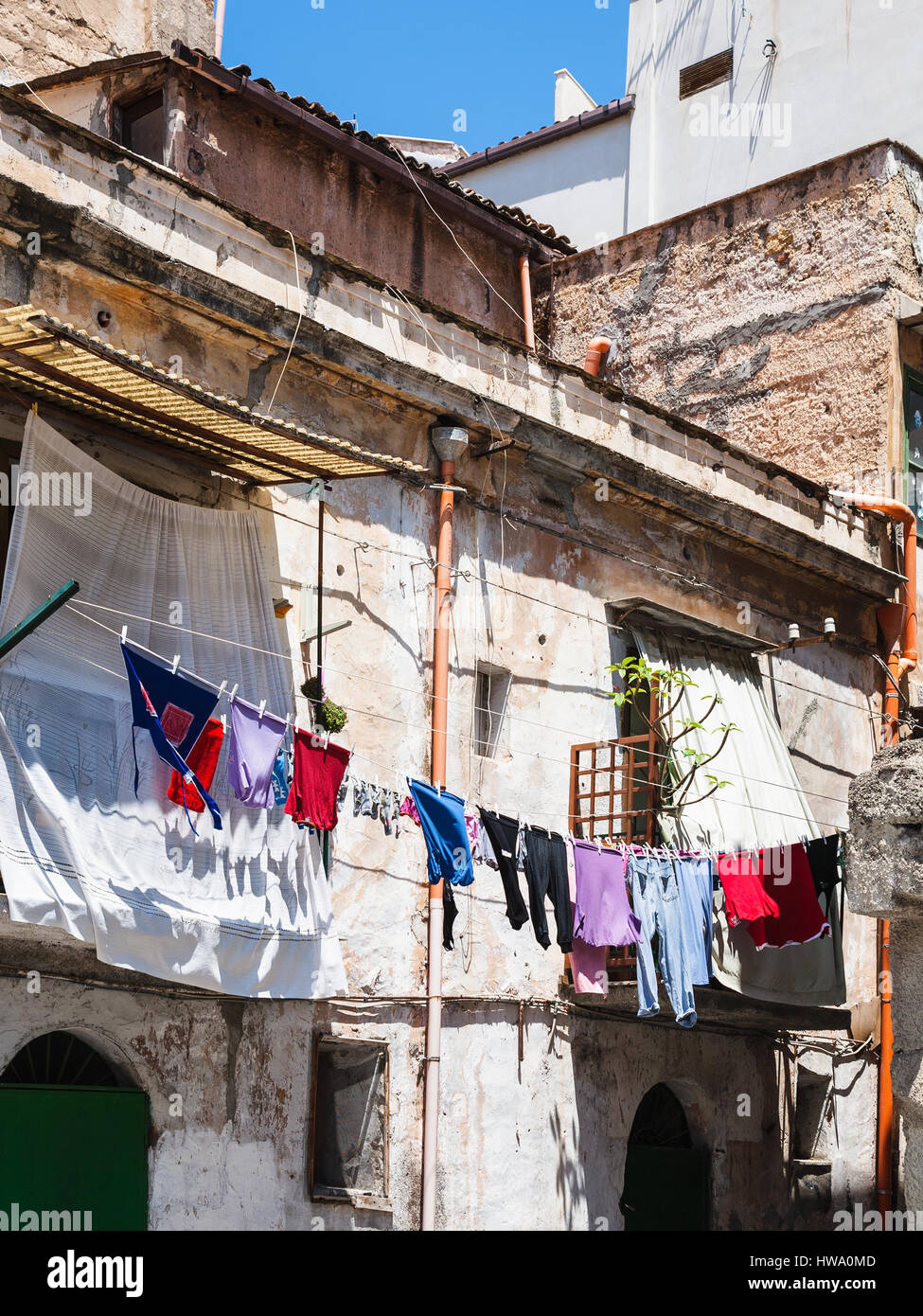 Viaggiare in Italia - vecchia casa urbana nella città di Palermo in Sicilia Foto Stock