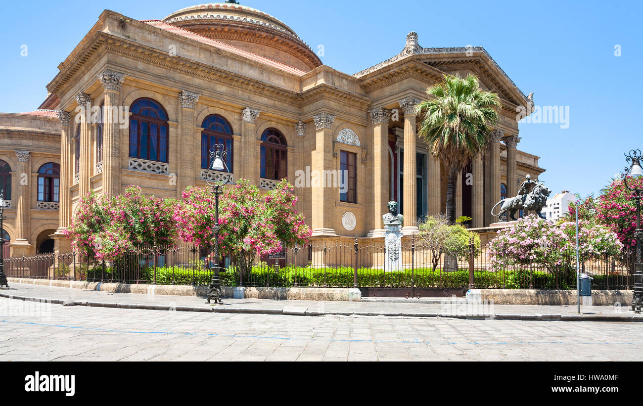 Viaggiare in Italia - il Teatro Massimo Vittorio Emanuele sulla Piazza Verdi nella città di Palermo in Sicilia Foto Stock