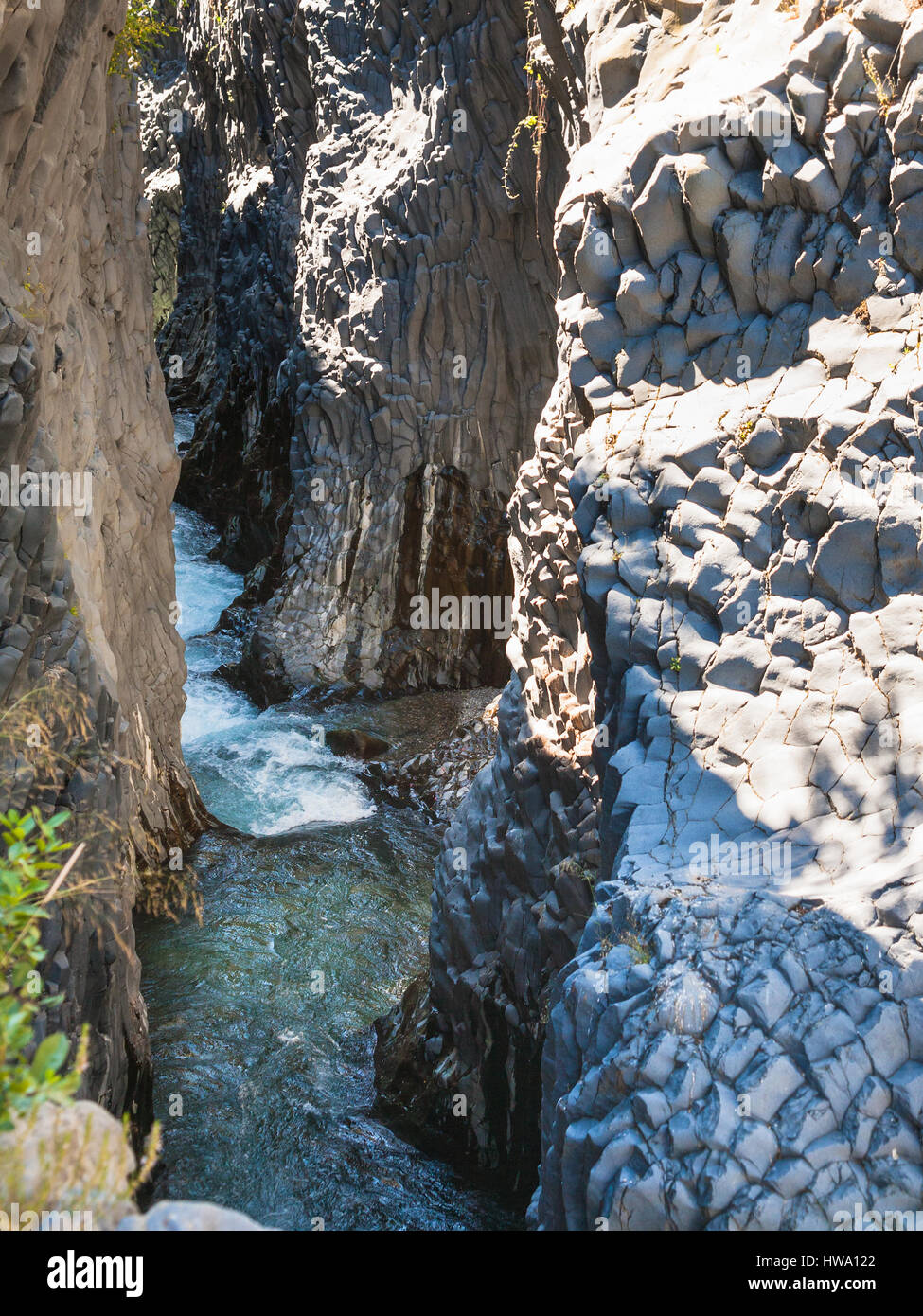 Viaggiare in Italia - flusso di acqua nelle Gole dell'Alcantara (gola del fiume Alcantara) in Sicilia Foto Stock