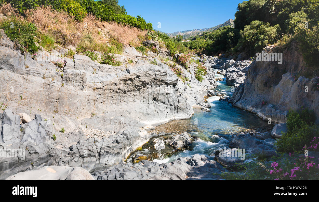 Viaggiare in Italia - Fiume Alcantara in Sicilia nel giorno di estate Foto Stock