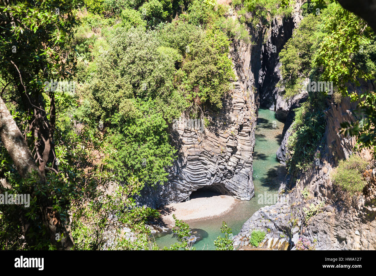 Viaggiare in Italia - al di sopra di vista delle Gole dell'Alcantara fiume in Sicilia nel giorno di estate Foto Stock