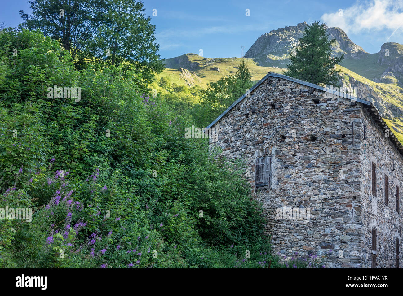 Un vecchio edificio in pietra nelle alpi francesi lungo il sentiero escursionistico Tour du Mont Blanc. Foto Stock