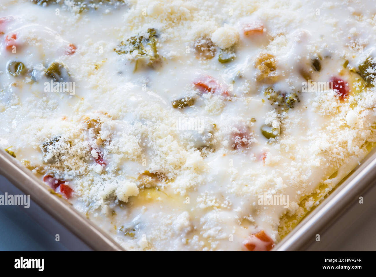 Lasagnette vegetariane. Chiudere su di una teglia da forno con le lasagne fatte in casa Foto Stock