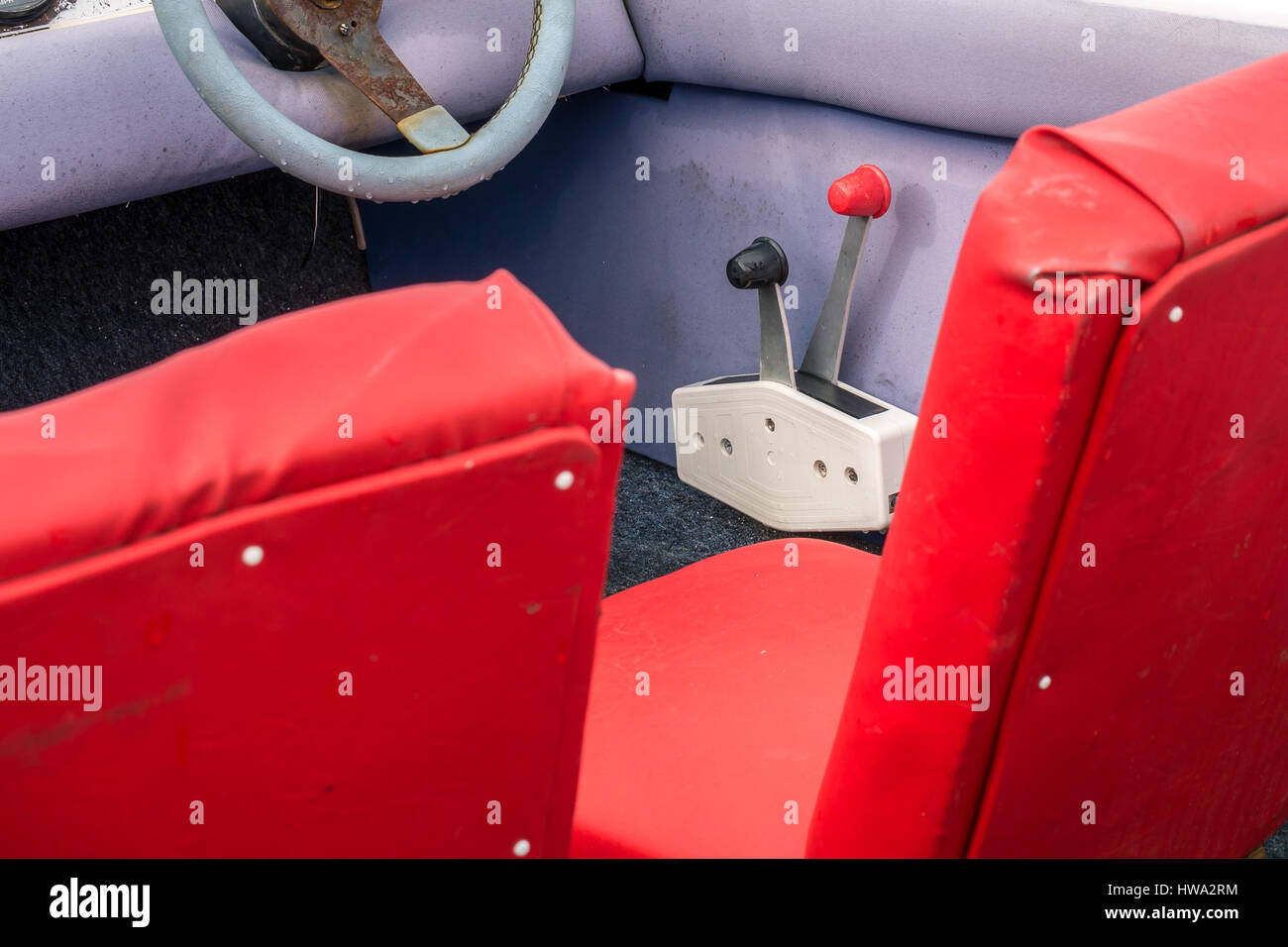 In prossimità delle sedi, volante e le leve del cambio interno ben utilizzato il vecchio motoscafo, North Berwick, East Lothian, Scozia, Regno Unito Foto Stock
