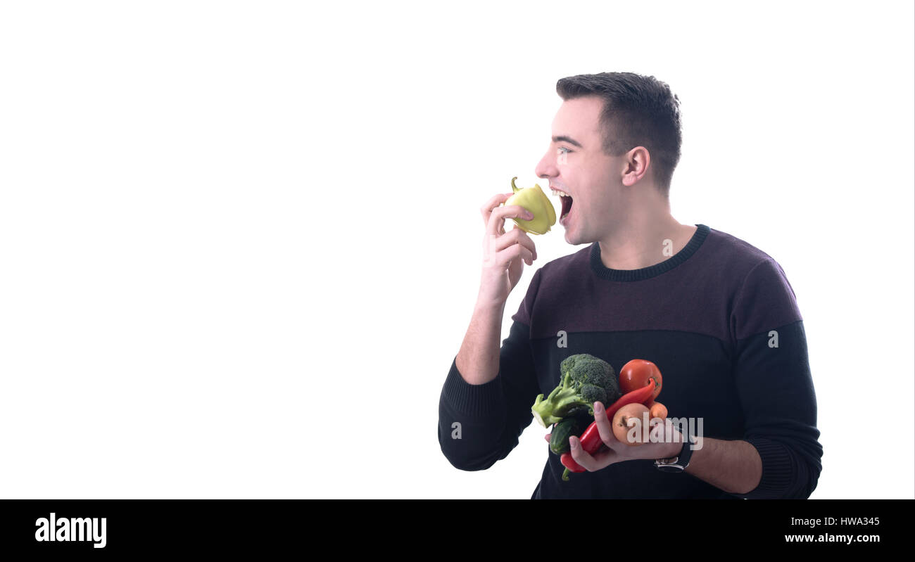 Giovane uomo ama mangiare le verdure sfondo bianco Foto Stock