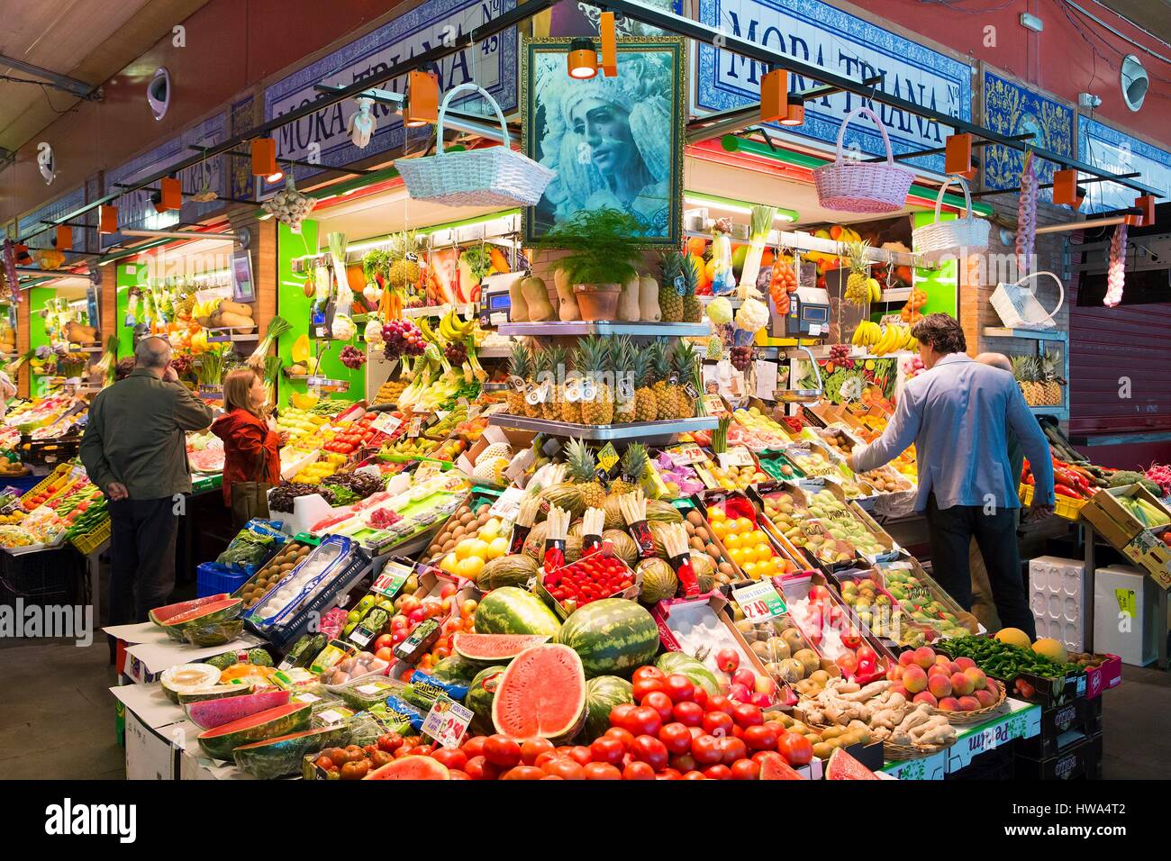 Spagna, Andalusia Sevilla, quartiere di Triana, frutta e verdure shop in  Triana mercato coperto (Mercado Municipal de Triana Foto stock - Alamy