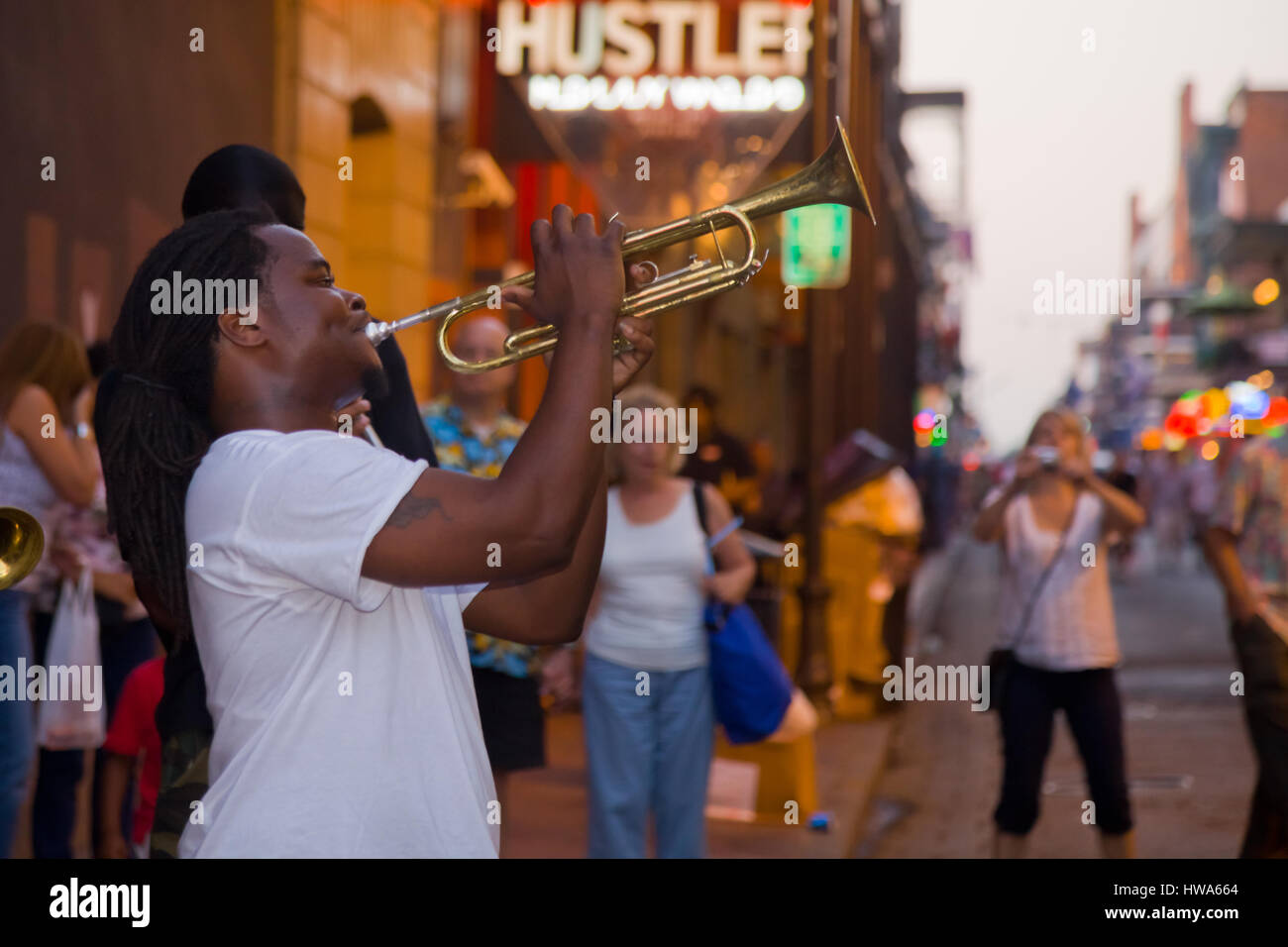 Musicista a suonare la tromba in un allyway in New Orleans Foto Stock