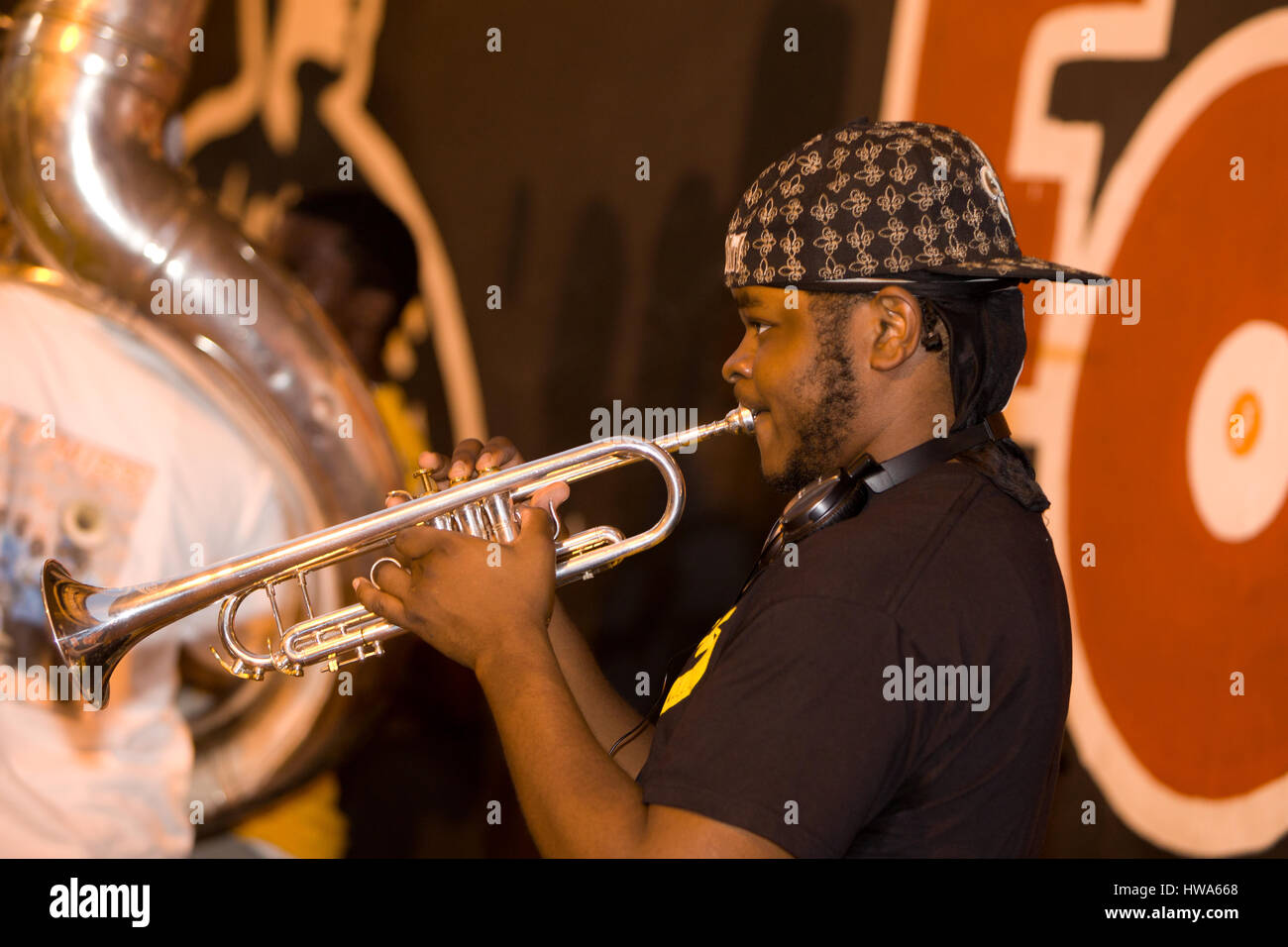 Musicista a suonare la tromba in un allyway in New Orleans Foto Stock