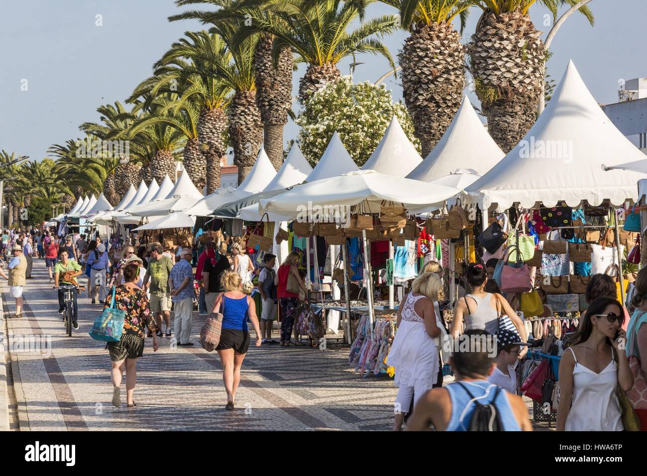 Il Portogallo, Algarve provincia, Lagos, mercato sulla avenue Descobrimentos Foto Stock