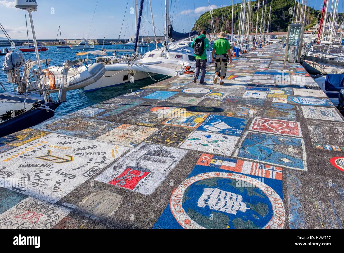 Il Portogallo, arcipelago delle Azzorre, l'isola di Faial, Horta, pareti e camminamenti della marina sono coperti con dipinti lasciati dai navigatori che attraversa il Atlanti Foto Stock