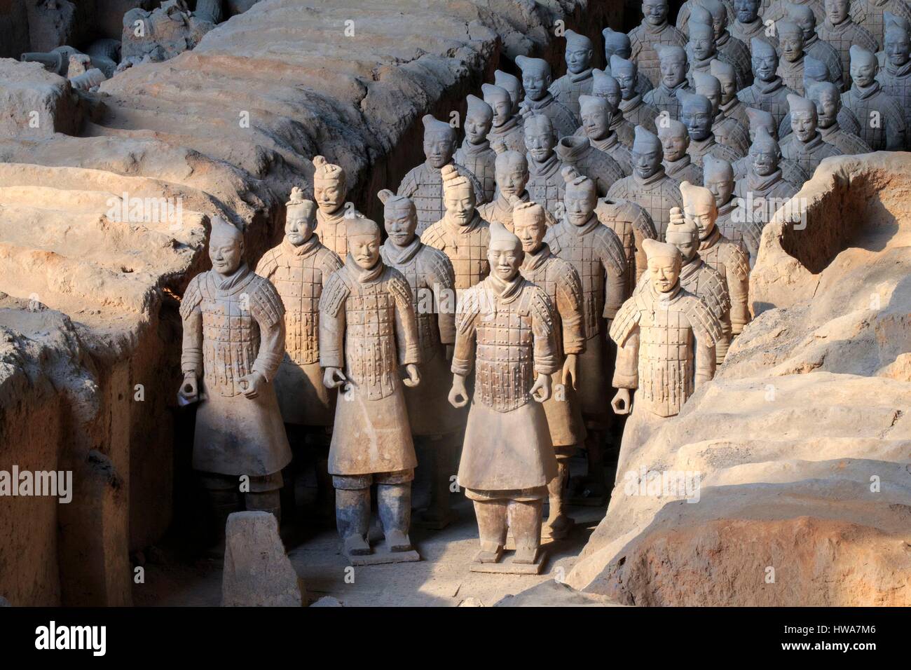 Cina, provincia di Shaanxi, Esercito di Terracotta (Dinastia Qin), Xian esercito di guerrieri di terracotta, vicino la vista dal di sopra di righe dei guerrieri di indossare la corazza Foto Stock