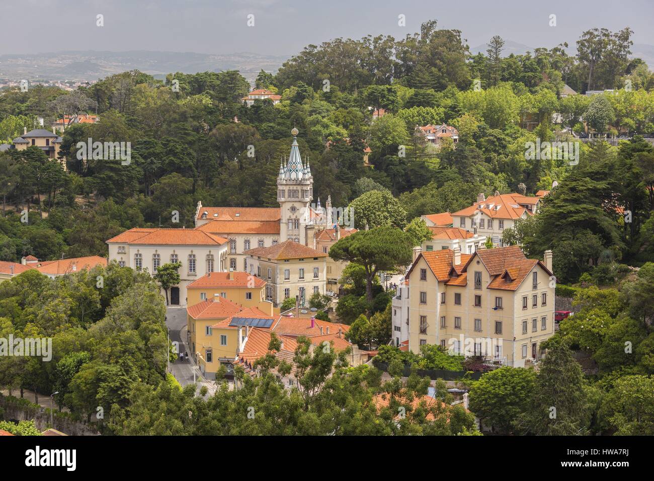 Il Portogallo, Lisboa e Provincia di Setubal, Sintra elencati come patrimonio mondiale dall' UNESCO, con un vue della chiesa di Santa Maria e Sao Miguel Foto Stock