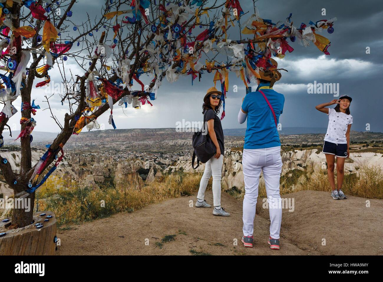 La Turchia, Nevsehir, Cappadocia, Goreme, classificato come patrimonio mondiale dall' UNESCO, Goreme National Park, offerte votive fatte di strisce di plastica appeso a un Foto Stock