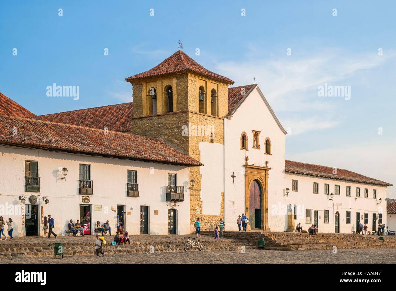 La Colombia, Boyaca reparto, Villa de Leyva, una città coloniale, Plaza Mayor con la chiesa parrocchiale Foto Stock