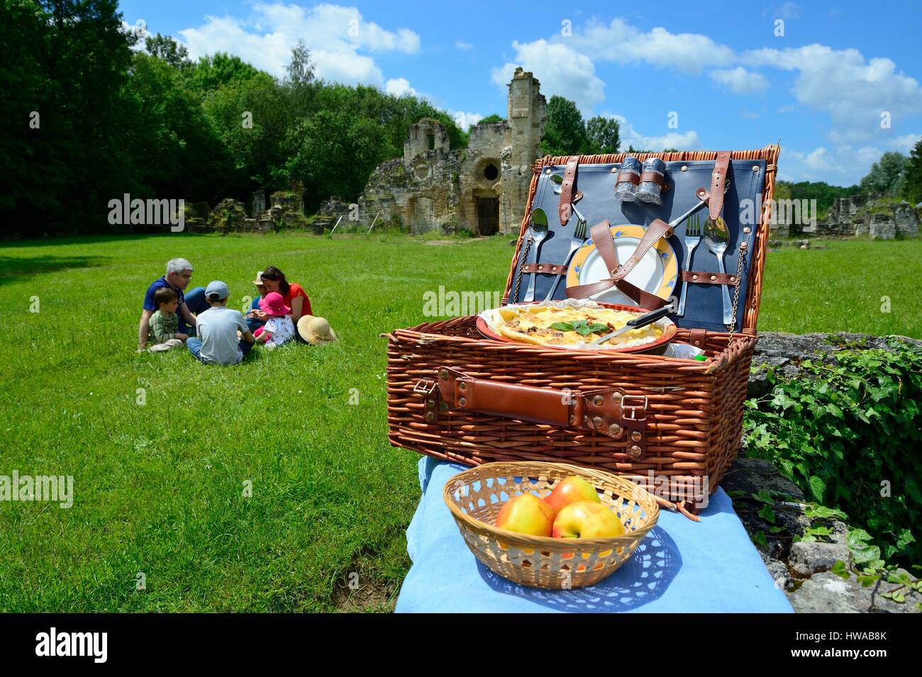 Francia, Aisne, Bouconville-Vauclair, Vauclair abbey, picnic in famiglia Foto Stock