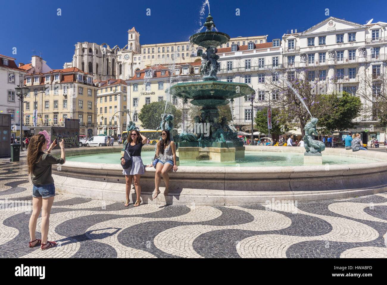 Il Portogallo, Lisbona, quartiere Baixa, Rossio o luogo di Dom Pedro IV, la vista della chiesa del Carmo Foto Stock