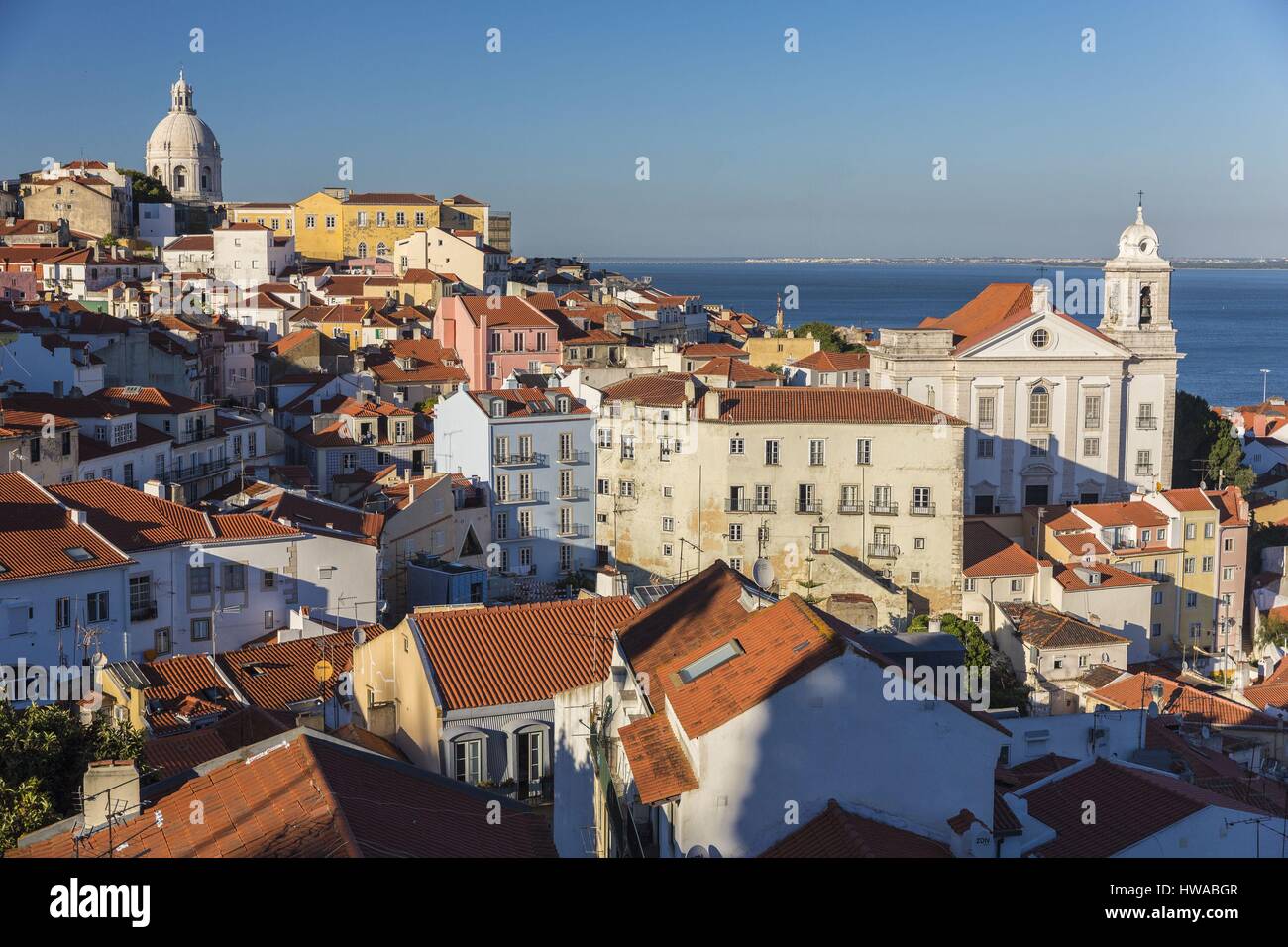 Il Portogallo, Lisbona, quartiere di Alfama, vista sulla cupola del Pantheon nazionale del Portogallo ex chiesa di Santa Engracia, la chiesa di Santo Estevao Foto Stock